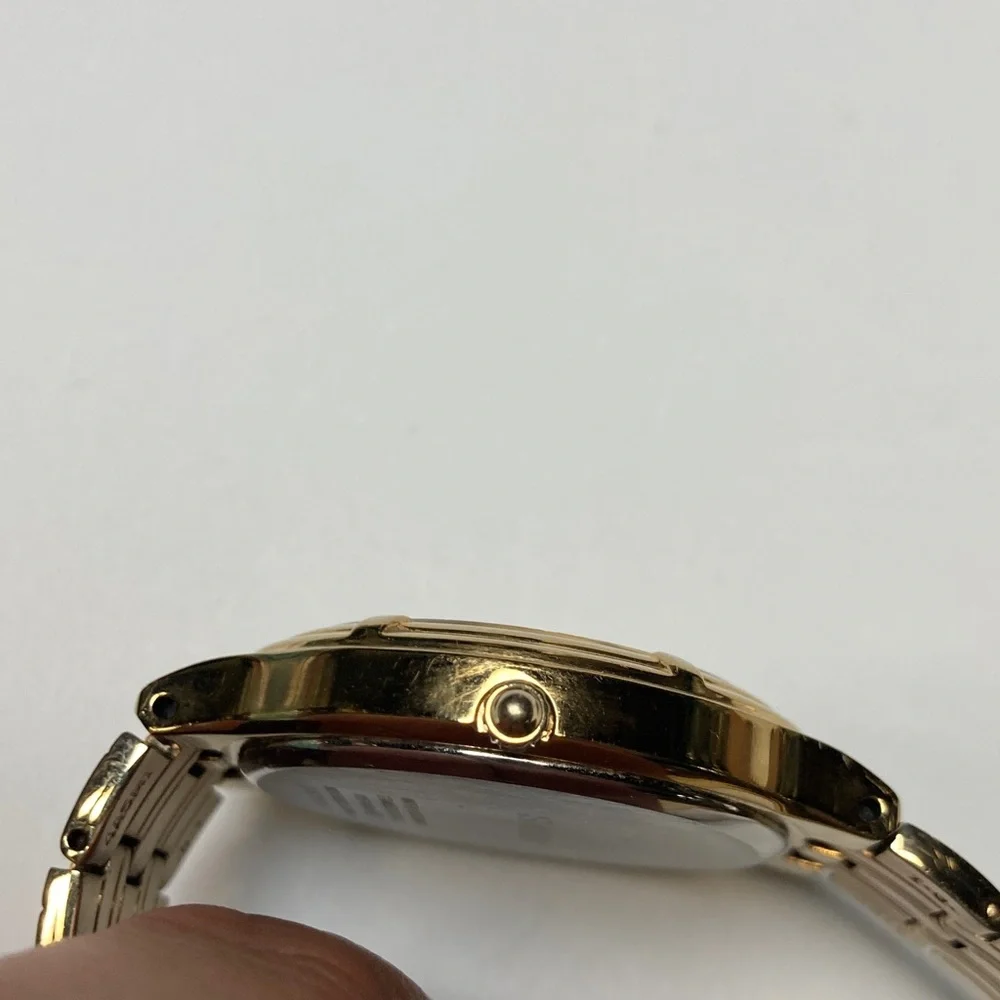 Seiko solar, V157-0AA0 R2, gold tone, white textured dial, vintage